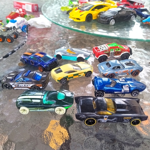 Hot Wheels Bundle 2011 Mattel Aston Martin car toy - Picture 1 of 8